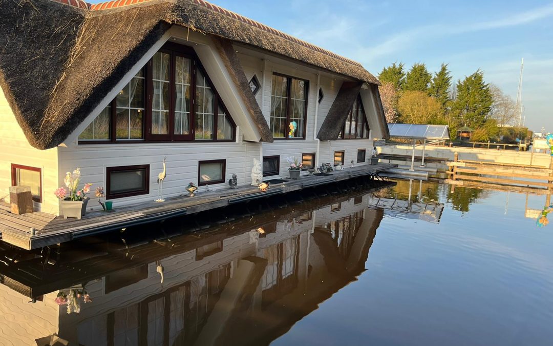 Te Koop, Luxe Water Villa